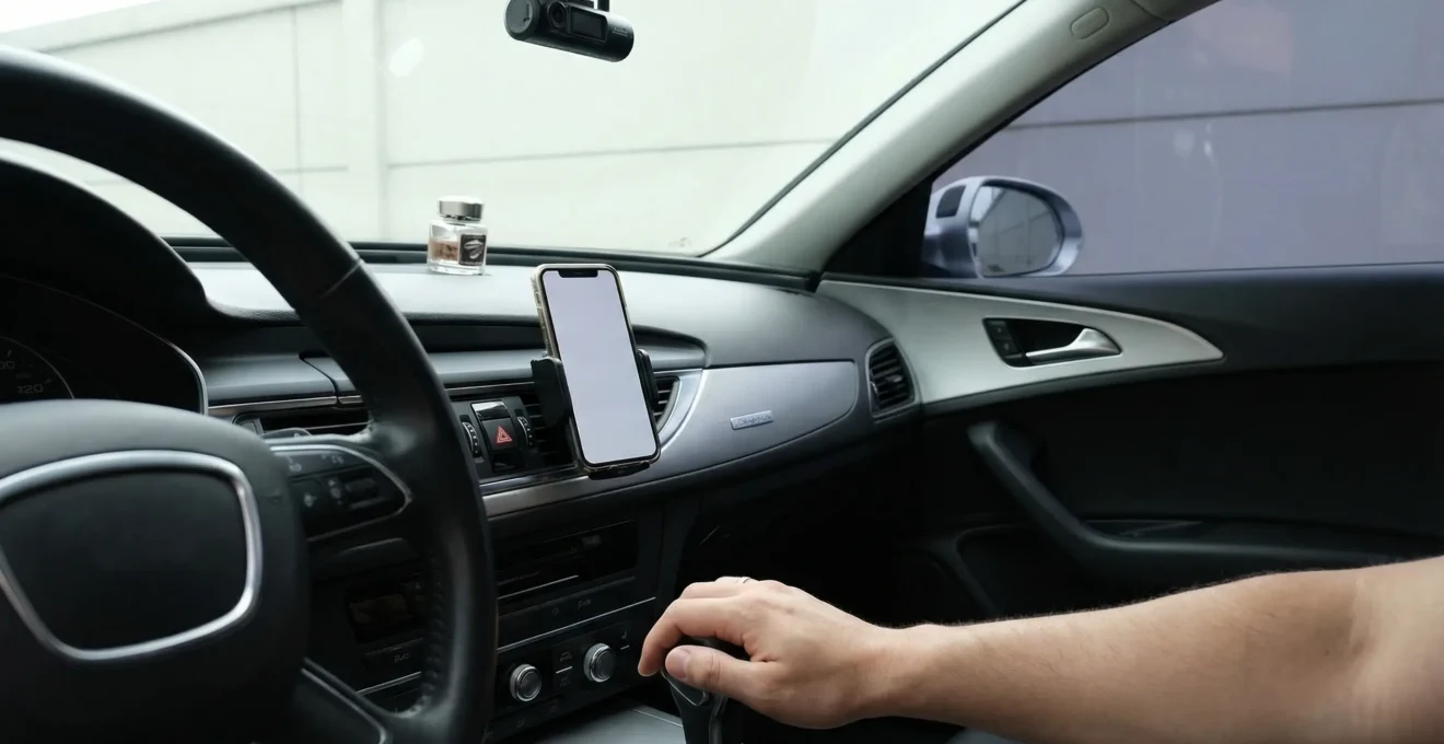 Dashboard van leaseauto met telefoonhouder en accessoires