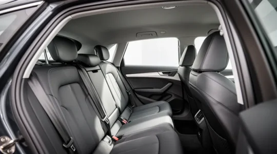 Moderne veilige kinderzitjes volgens i-Size regelgeving in auto-interieur