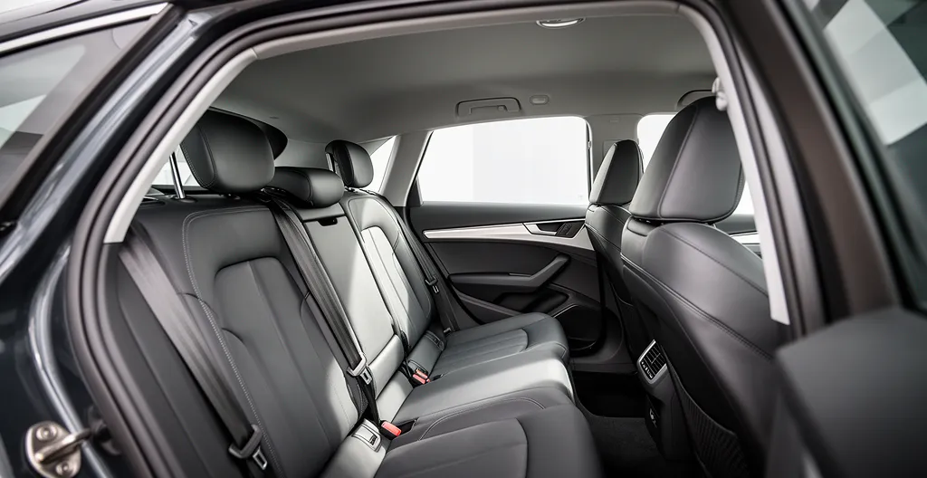 Moderne veilige kinderzitjes volgens i-Size regelgeving in auto-interieur