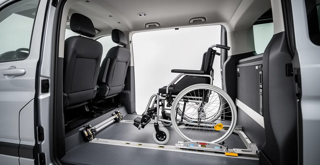 Moderne rolstoelauto met automatisch docking station volgens ISO-normen