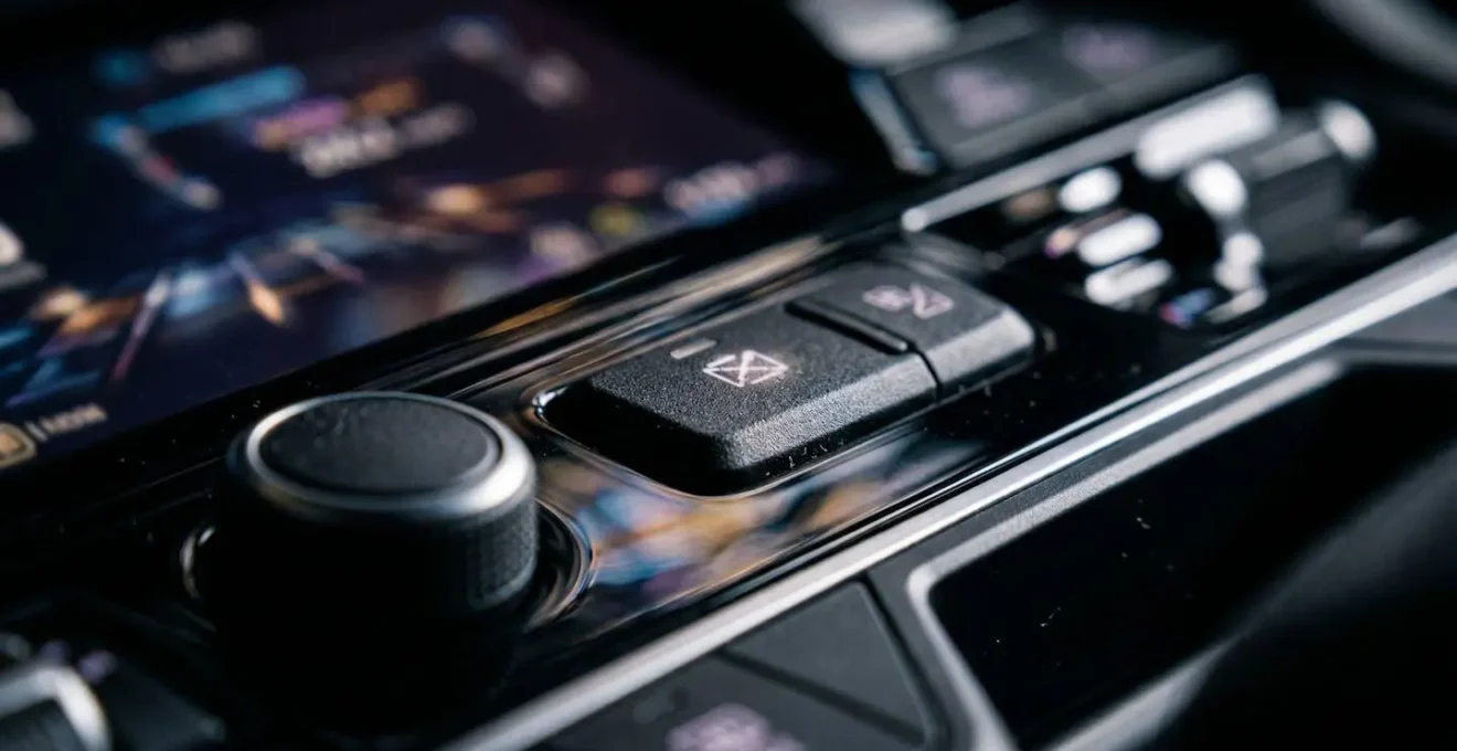 Dashboard van een PHEV toont de 'Battery Hold' modus tijdens een rit op de snelweg.