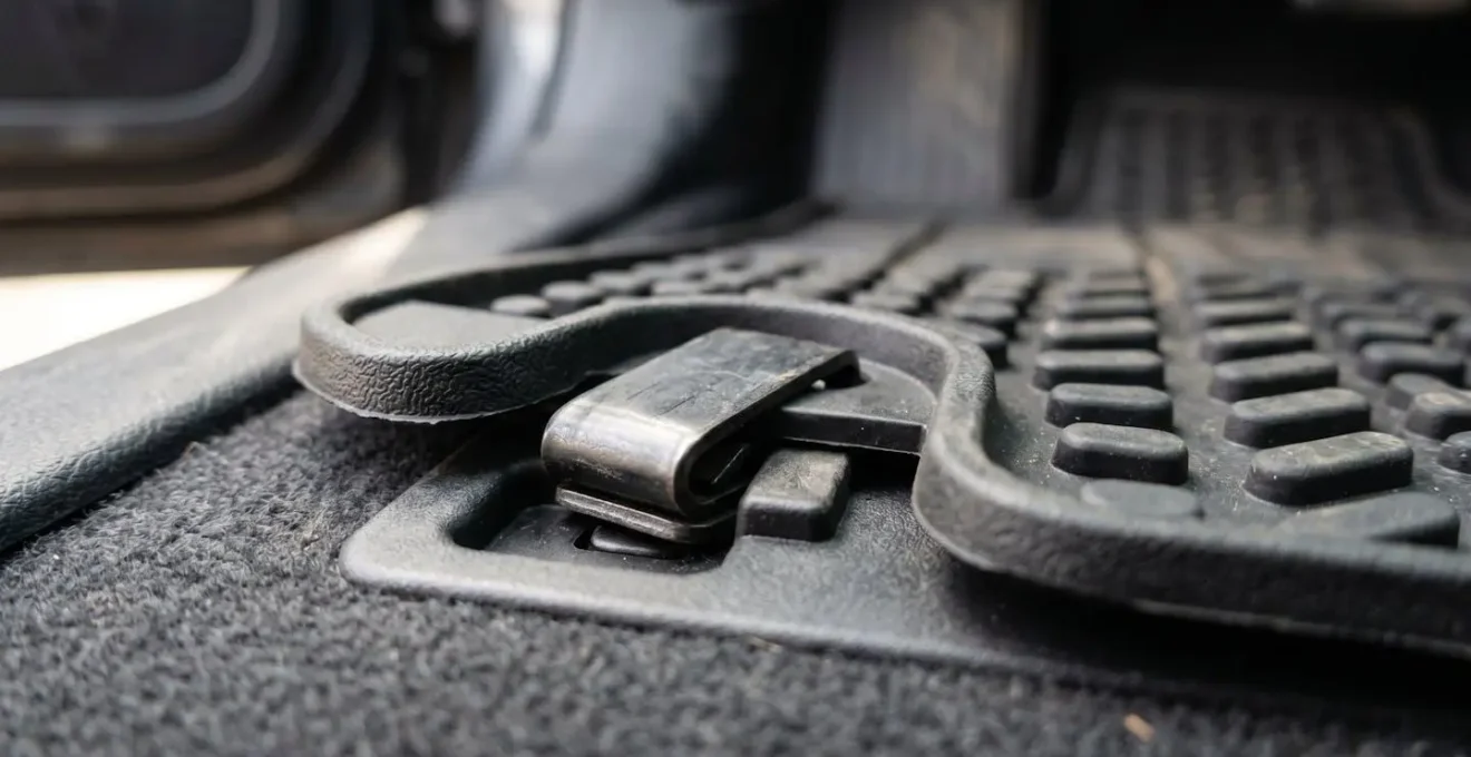 Close-up van bevestigingsclips voor automatten die de veiligheid garanderen.