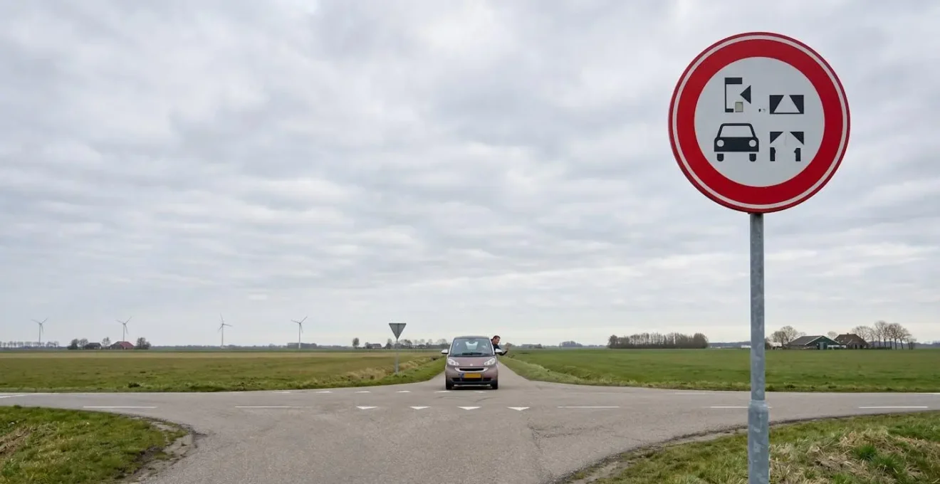 C9 verkeersbord met een brommobiel op een Nederlandse provinciale weg, wat verwarring schept