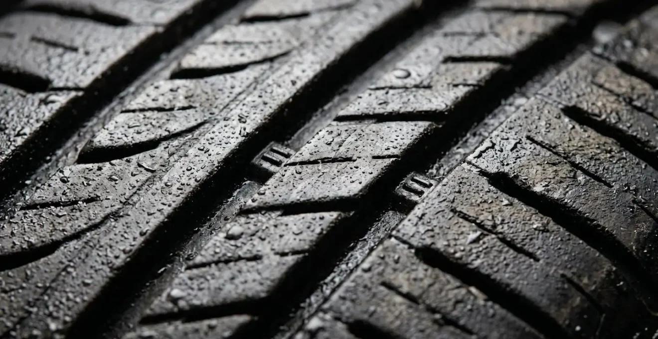 Extreme close-up van bandenprofiel met zichtbare slijtage-indicator