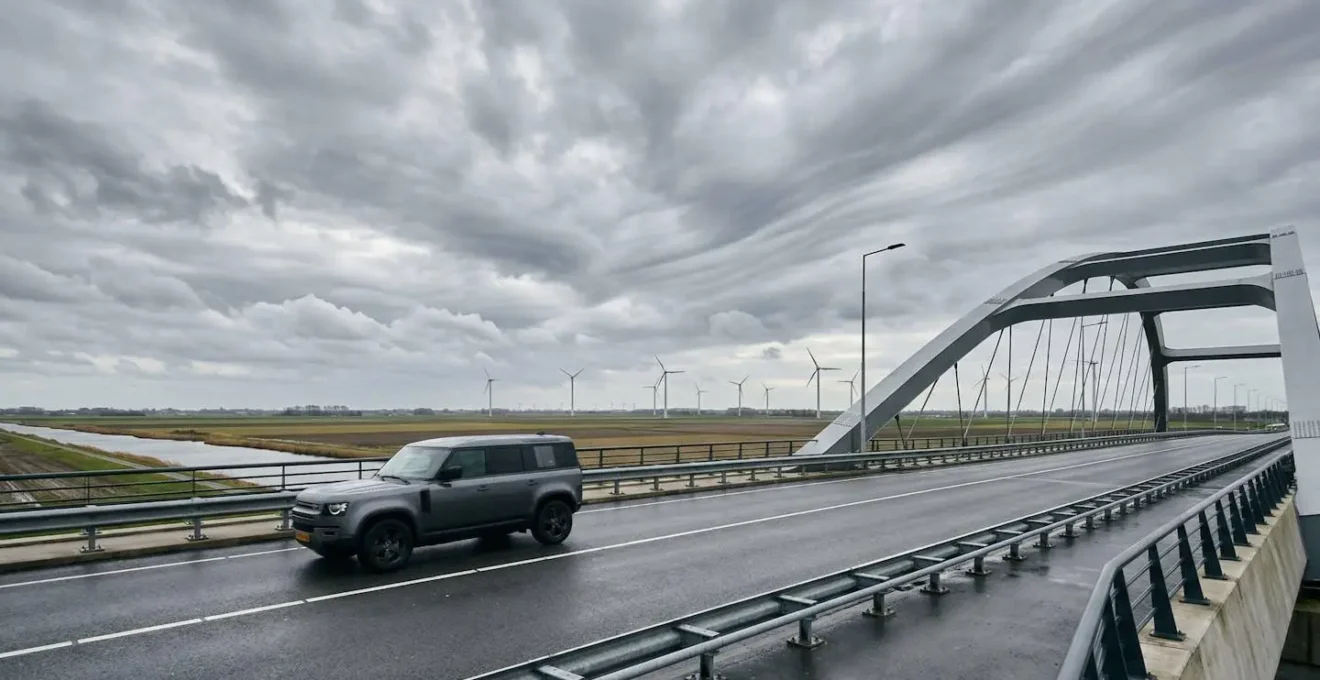 SUV rijdend over winderige Nederlandse brug