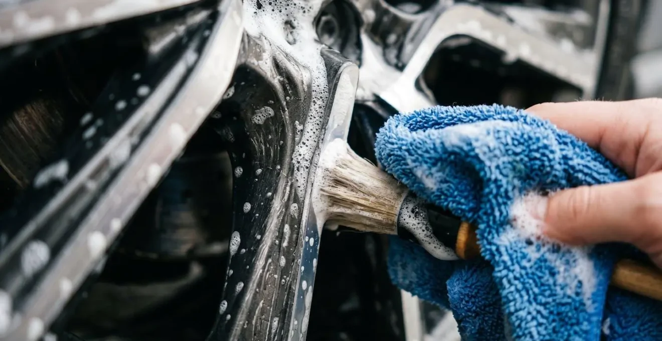 Milieuvriendelijke reiniging van autovelgen met pH-neutrale producten